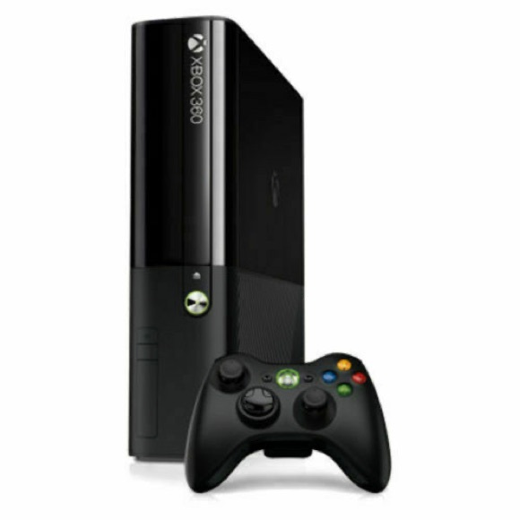 Xbox 360 e for sale as a bundle - Picture 2 of 2